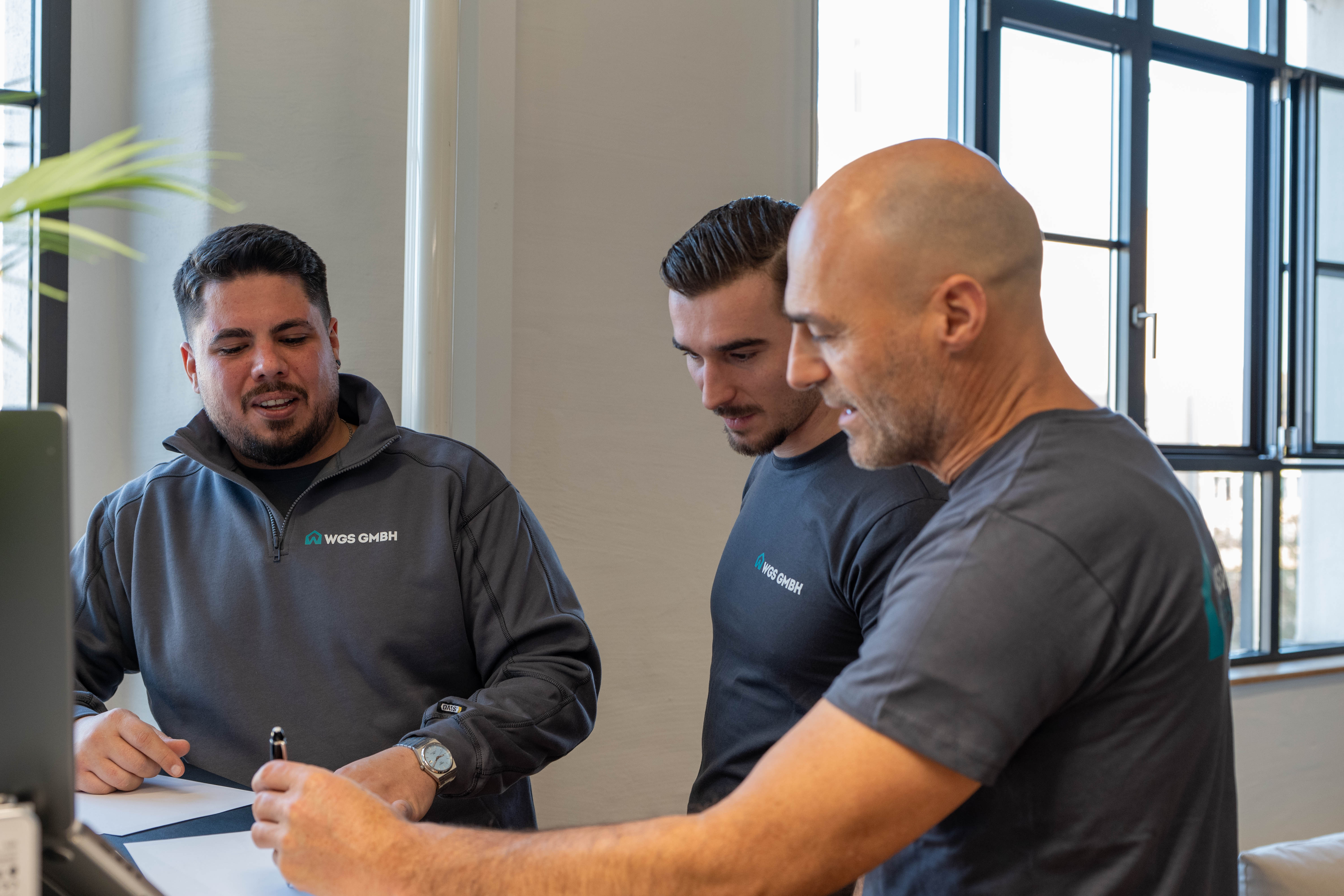 WGS-Mitarbeiter bei der Durchsicht der Projektdokumentation