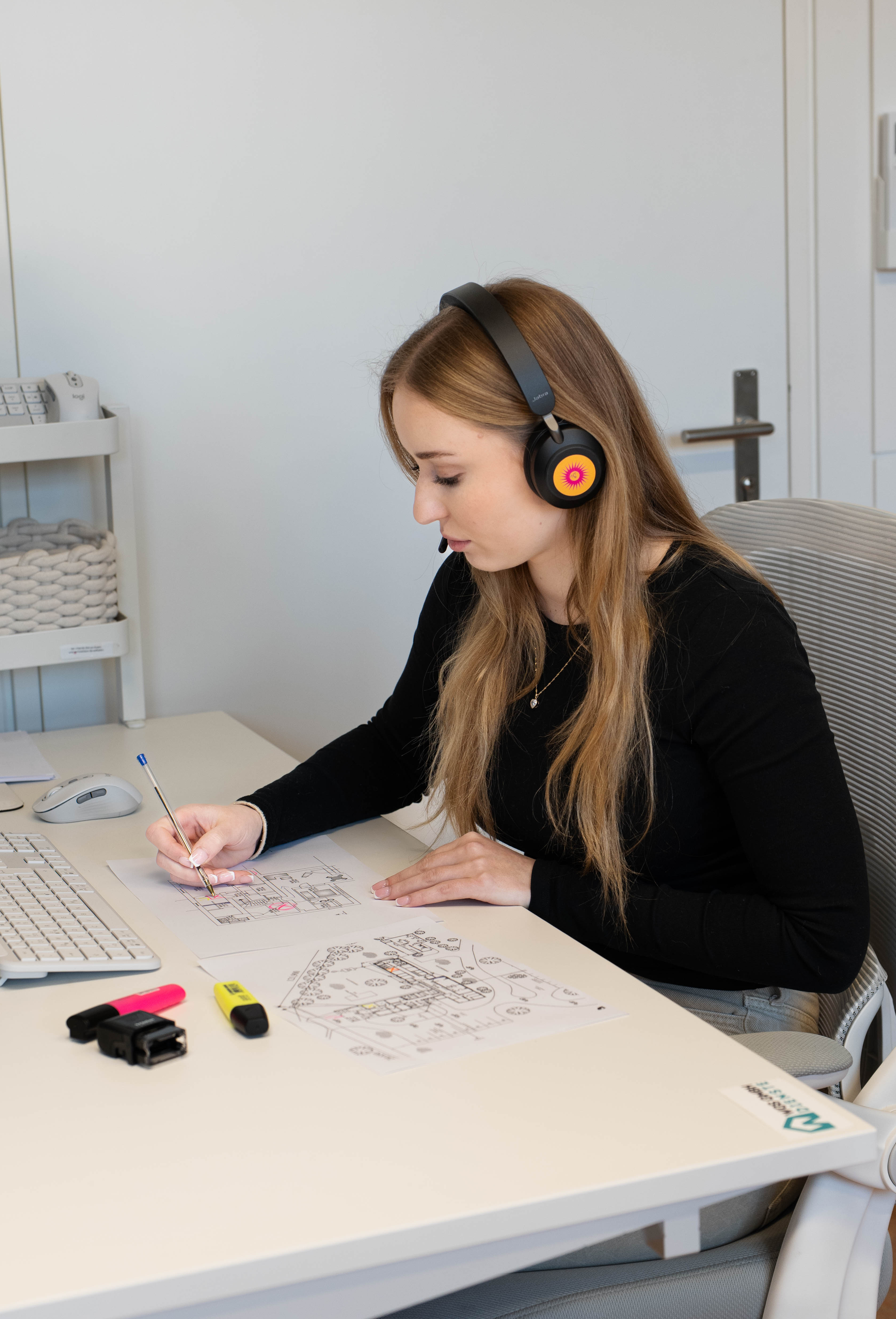 WGS-Mitarbeiterin bei der Prüfung eines digitalen Bestandsmodells am Monitor